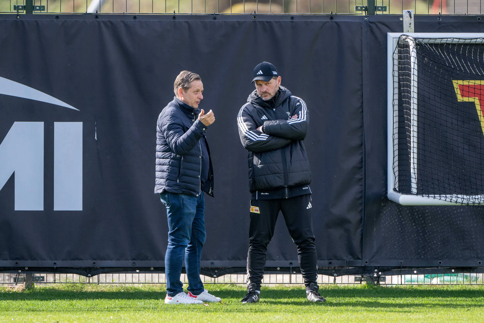 Horst Heldt auf dem Trainingsplatz mit Steffen Baumgart. Der Manager betont, es habe in der Woche vor dem Spiel kein Ultimatum für den Trainer gegeben.