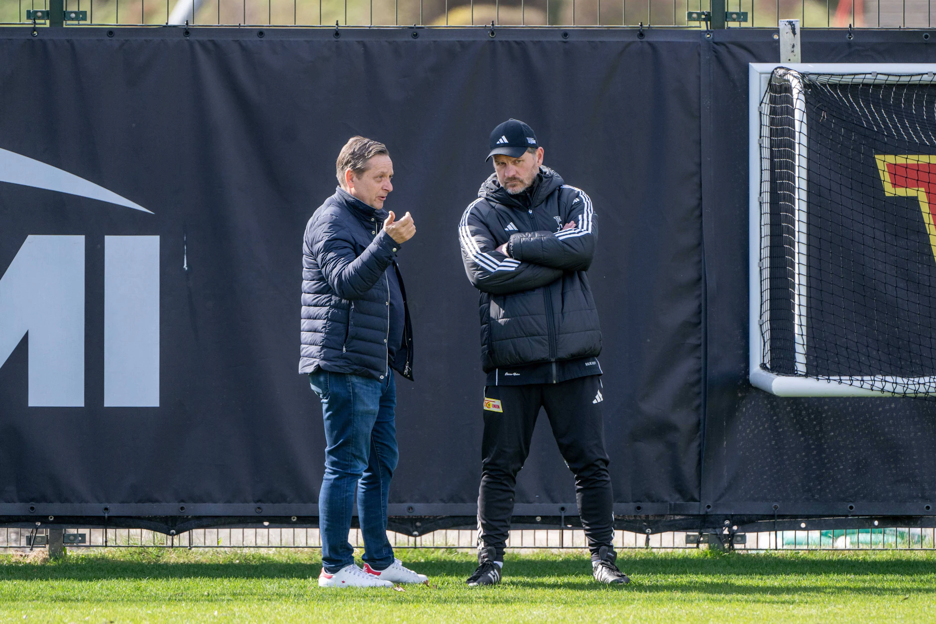 Horst Heldt auf dem Trainingsplatz mit Steffen Baumgart. Der Manager betont, es habe in der Woche vor dem Spiel kein Ultimatum für den Trainer gegeben. 