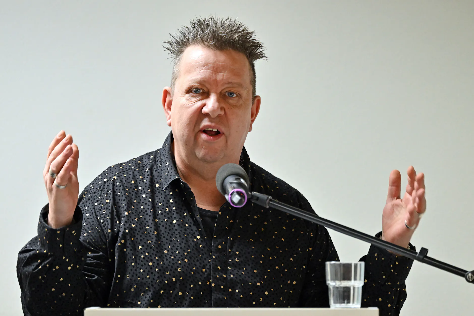 Der Musiker und Autor engagiert sich regelmäßig bei politischen Veranstaltungen für Demokratie.