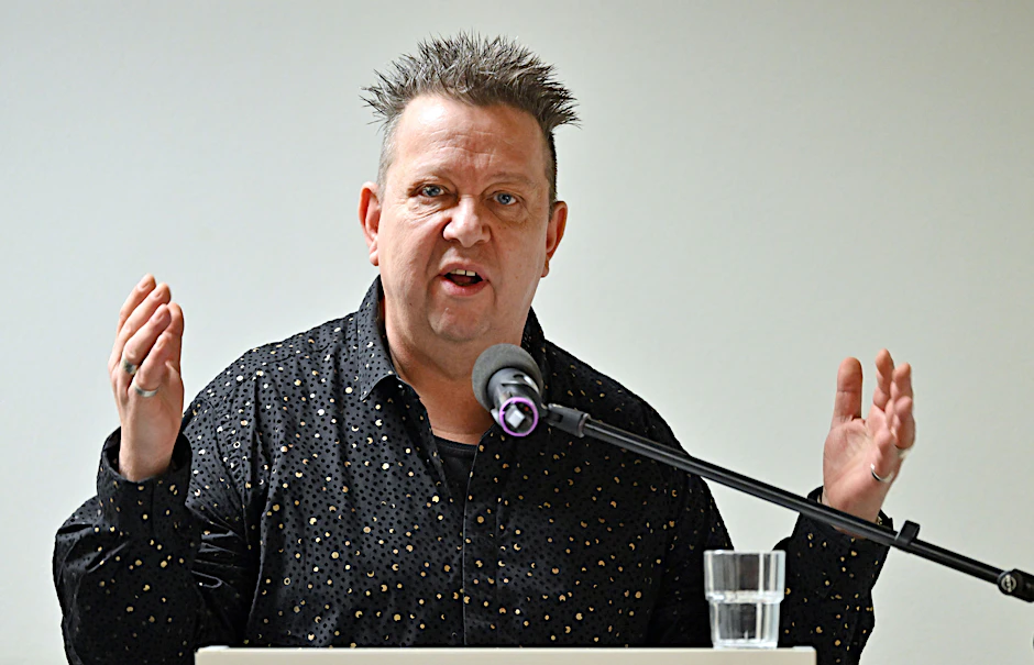 Der Musiker und Autor engagiert sich regelmäßig bei politischen Veranstaltungen für Demokratie.