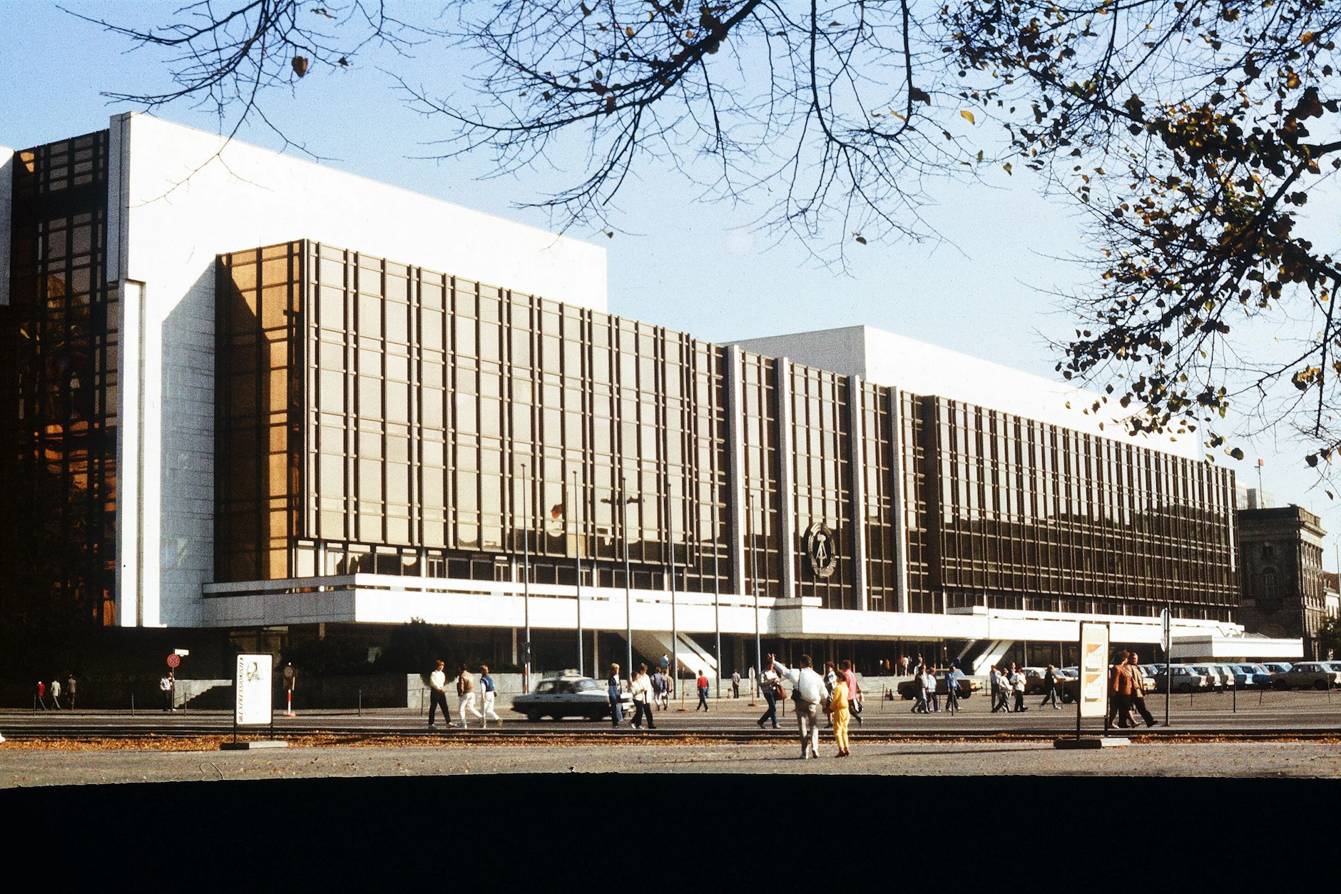 Volk und Führung unter einem Dach im Palast der Republik: Links die Volkskammer, rechts der Große Saal.
