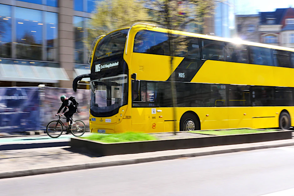 Etliche Busse in Berlin sind langsamer geworden, wenn man ihre durchschnittliche Geschwindigkeit betrachtet. (Symbolfoto)