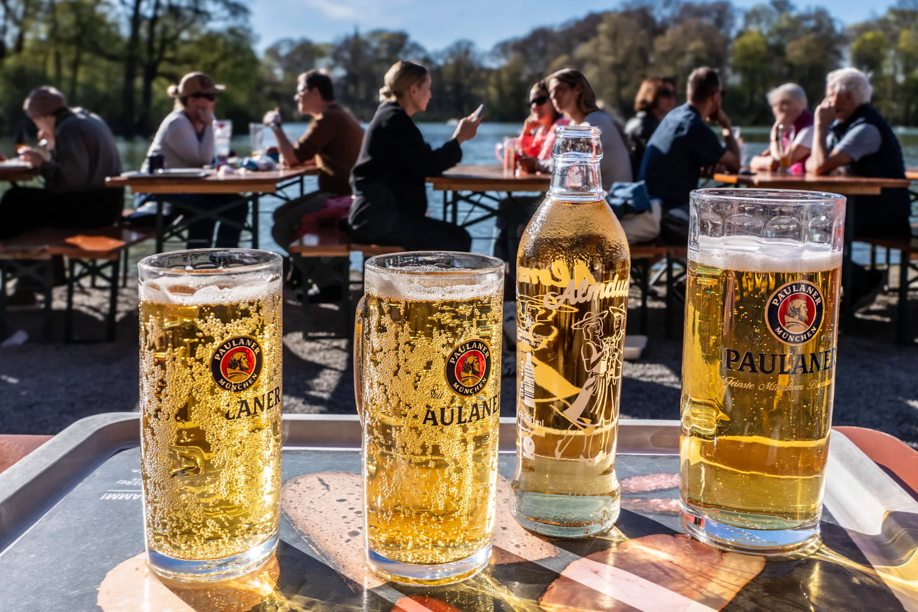 Auch im Englischen Garten in München konnte man in diesem Jahr schon in der Sonne sitzen und ein Bierchen genießen.