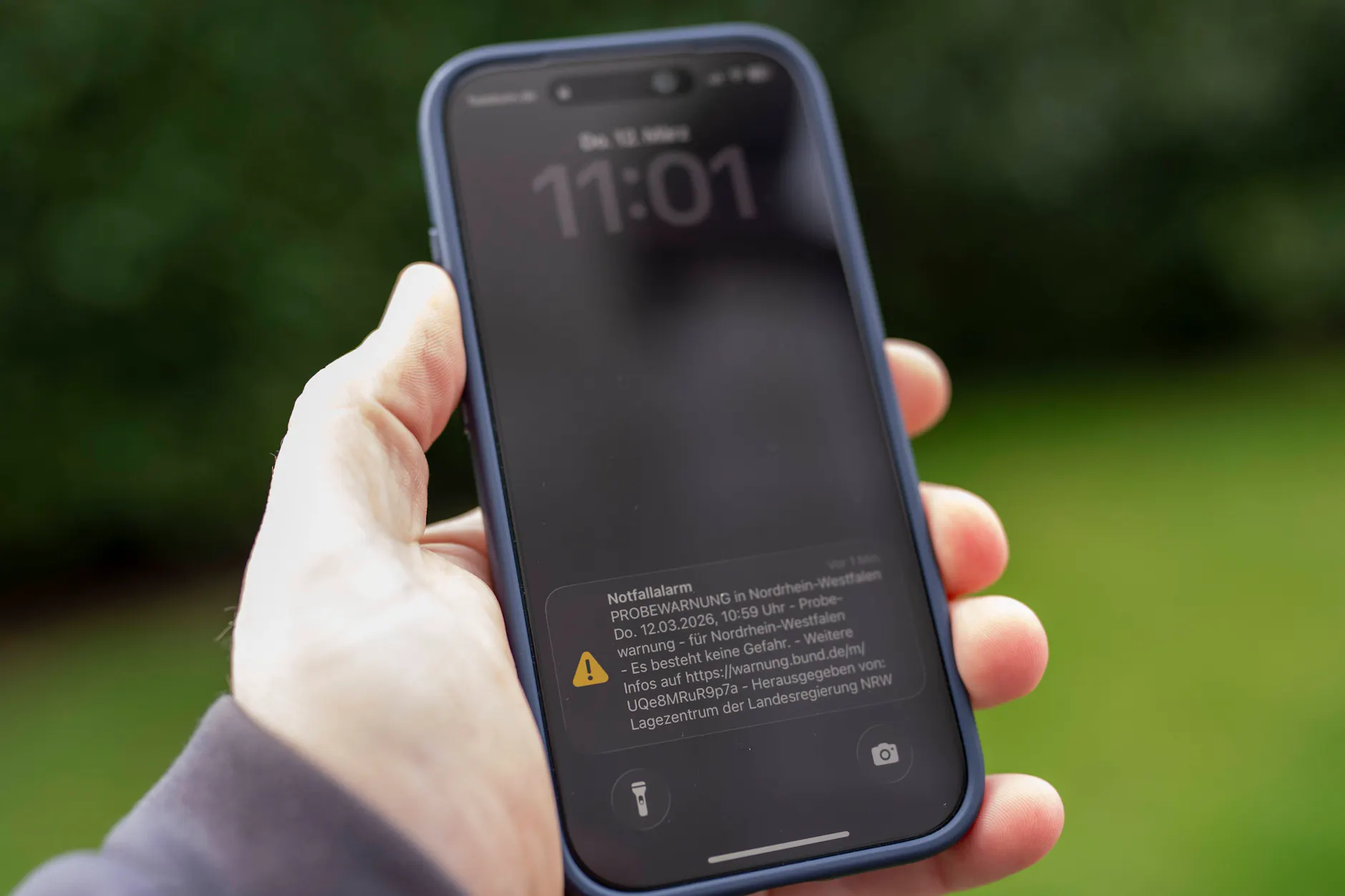 Ein Smartphone zeigt eine Warnmeldung zum bundesweiten Warntag auf dem Display.