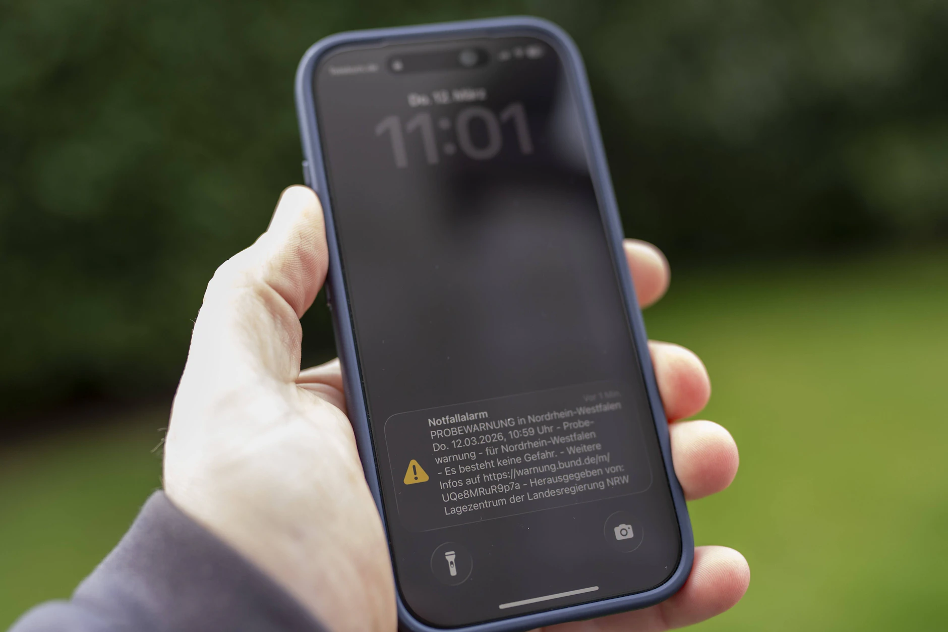 Ein Smartphone zeigt eine Warnmeldung zum bundesweiten Warntag auf dem Display.