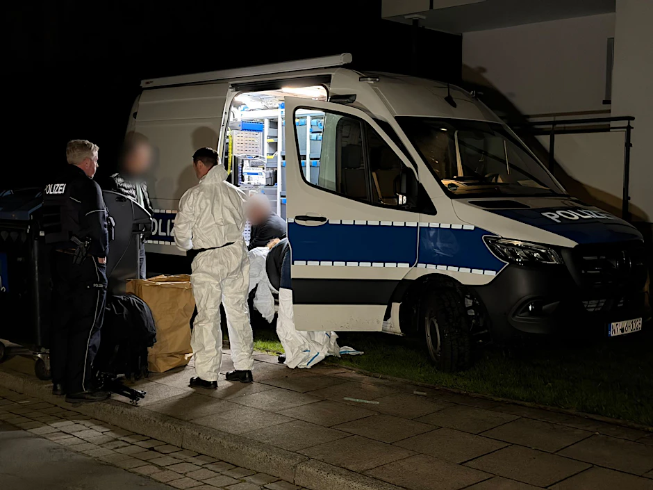 Polizei und Spurensicherung vor dem Haus in Bielefeld, in dem das Todesopfer wohnte