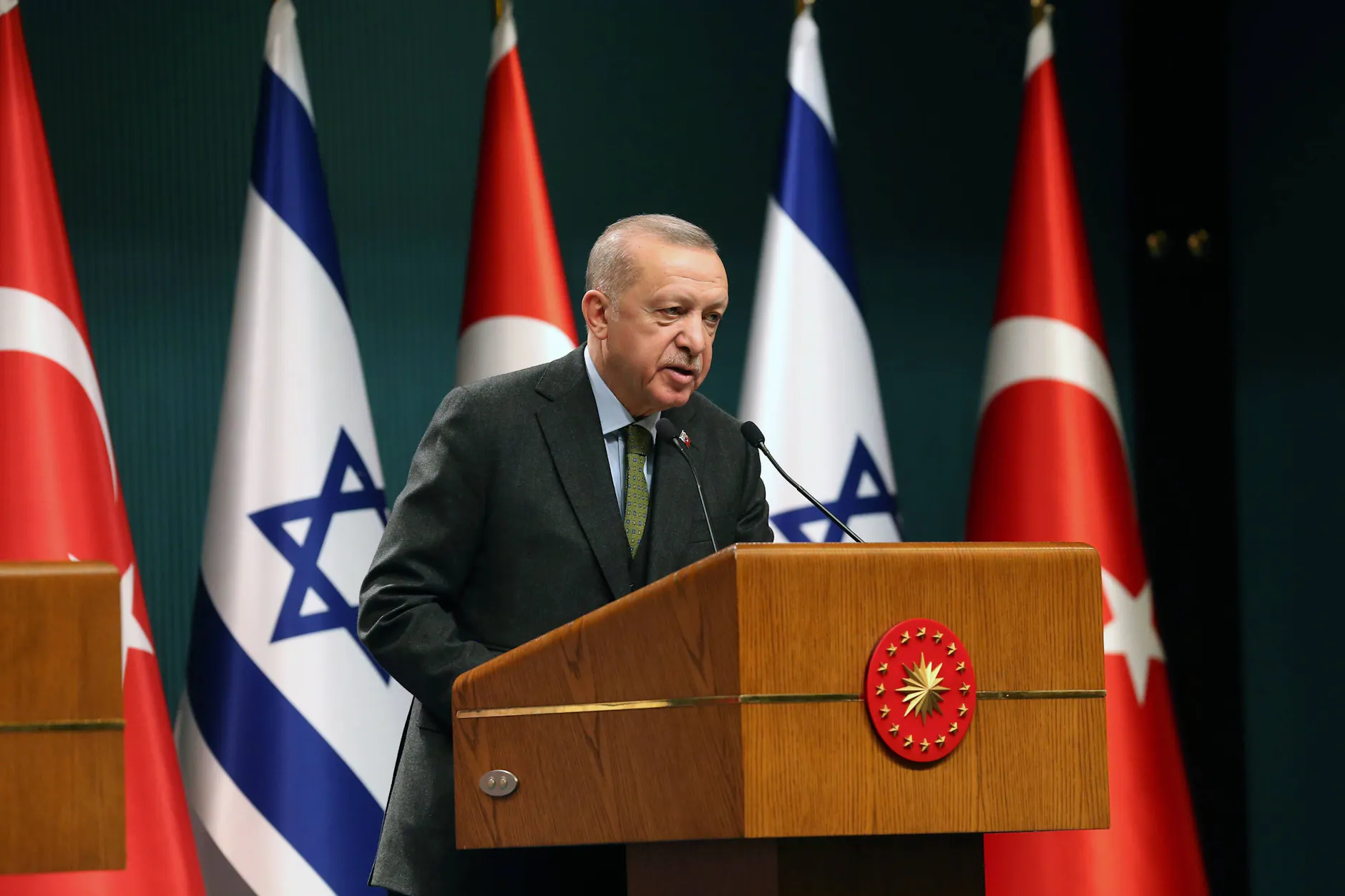 Der türkische Präsident Erdogan bei einer Pressekonferenz mit dem israelischen Präsidenten Herzog (nicht im Bild) 2022.