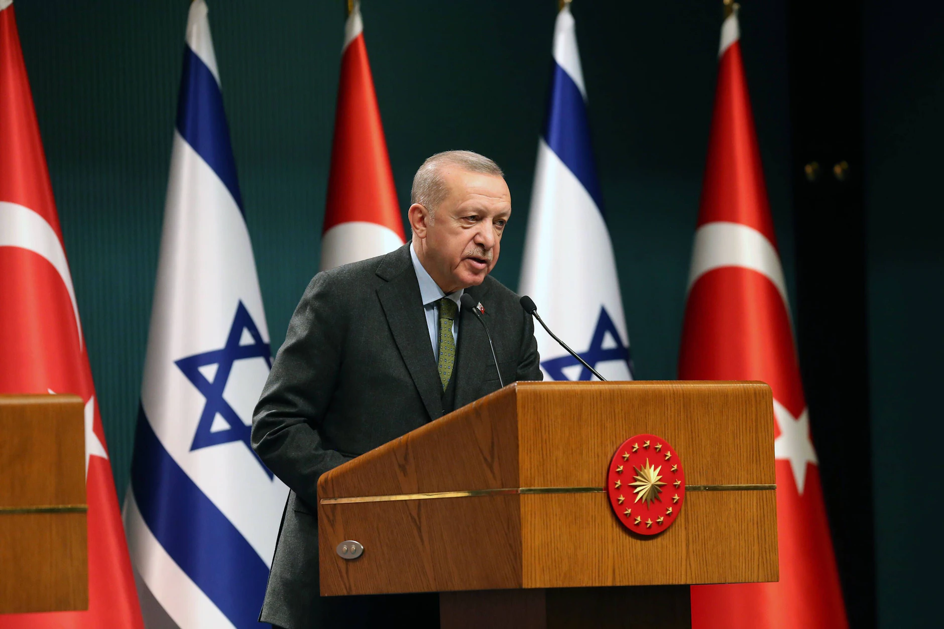 Der türkische Präsident Erdogan bei einer Pressekonferenz mit dem israelischen Präsidenten Herzog (nicht im Bild) 2022.