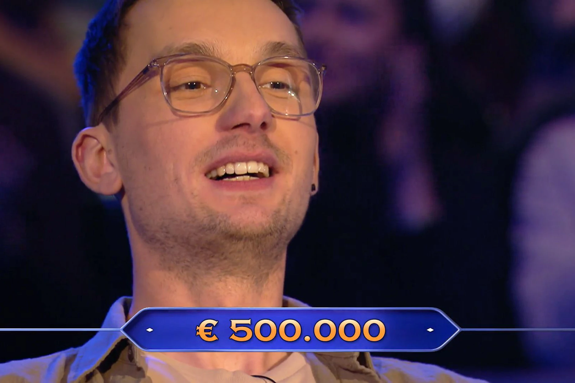 Tom Wollnik kann sein Glück bei „Wer wird Millionär“ kaum fassen: Er hat tatsächlich die 500.000-Euro-Frage spielerisch gemeistert. Wird er auch die Million gewinnen?
