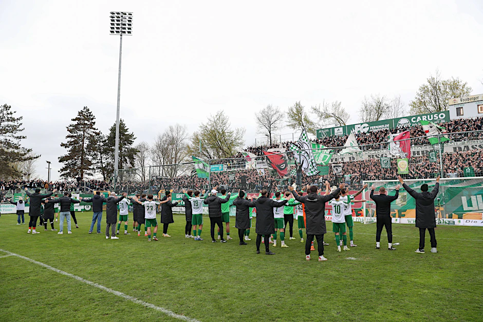 Die Spieler der BSG Chemie Leipzig jubeln nach dem 1:0 gegen den 1. FC Lokomotive Leipzig mit den Fans.