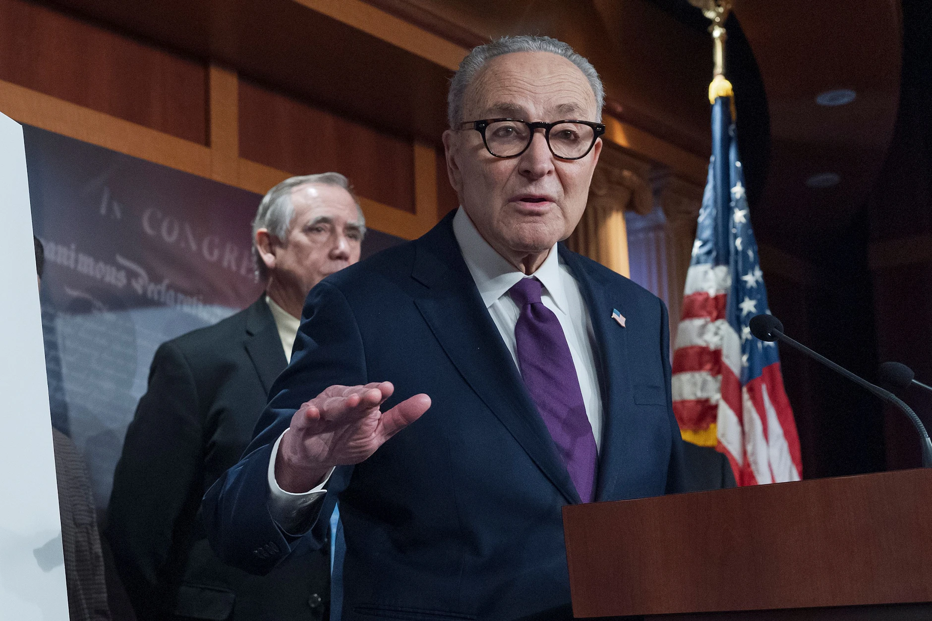 Chuck Schumer, Fraktionschef der Demokraten im US-Senat, deutete Orbáns Wahlniederlage in Ungarn als Warnsignal für Donald Trump und dessen Verbündete.