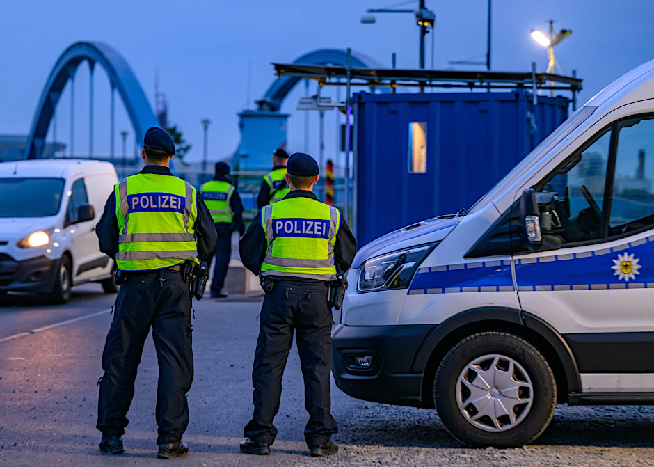 Beamte der Bundespolizei überwachen am frühen Morgen die Einreise am deutsch-polnischen Grenzübergang