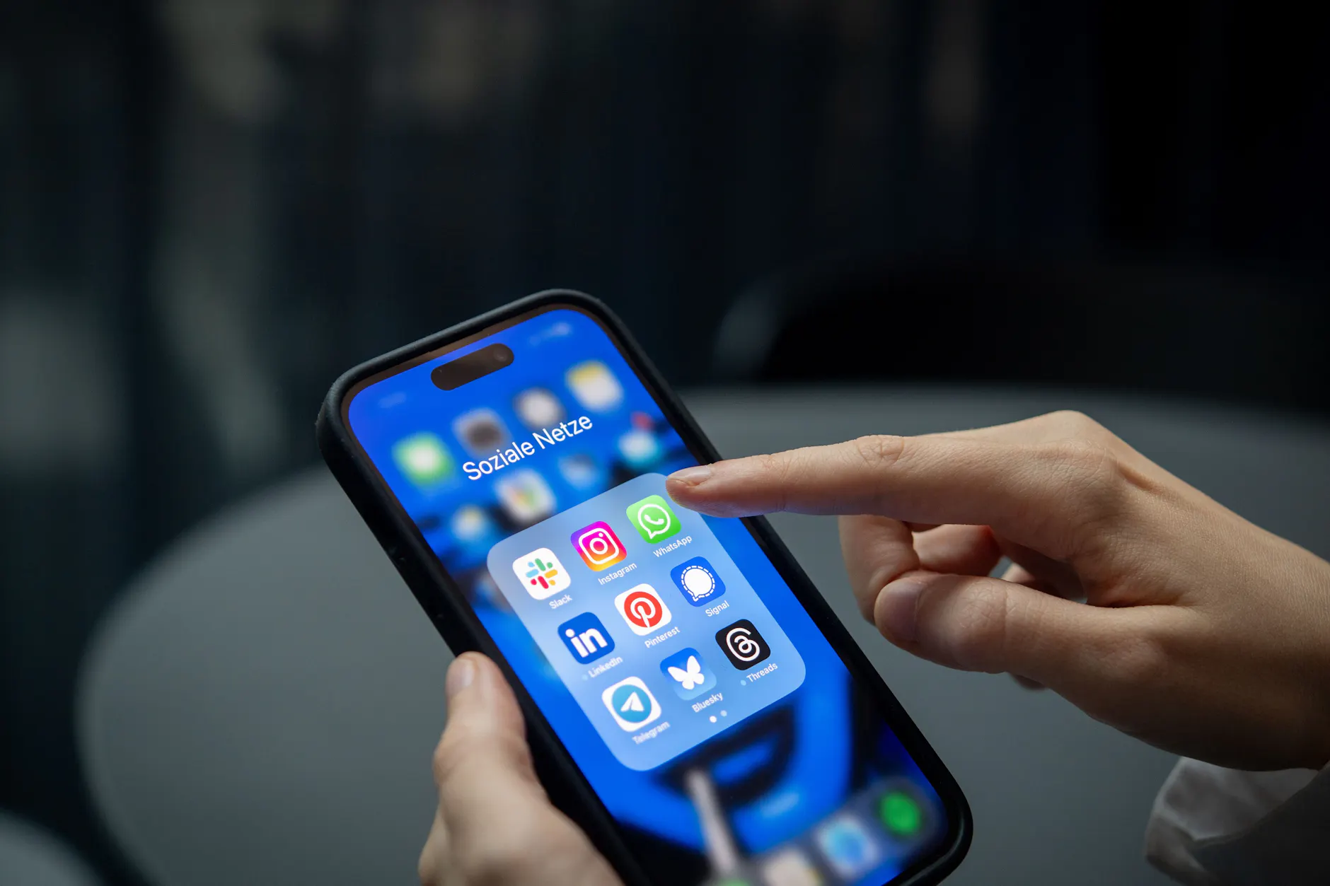 Das Institut der deutschen Wirtschaft schlägt ein Verbot Sozialer Medien für unter 13-Jährige vor.