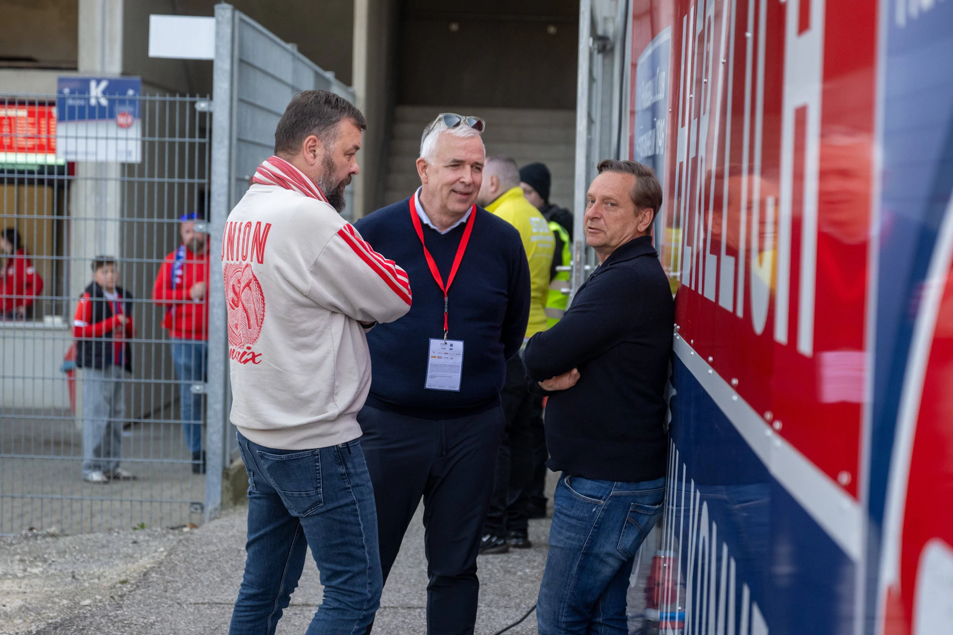 Fällt ihr die Entscheidung, Steffen Baumgart zu feuern? Manager Horst Heldt, Präsidnet Dirk Zingler und Pressesprecher Christian Arbeit stecken nach der Union-Pleigte in Heidenheim die Köpfe zusammen. 