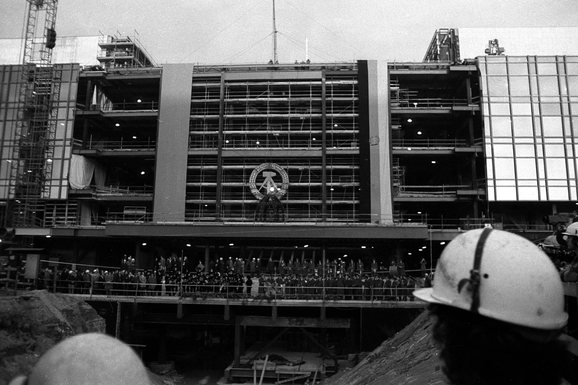 Richtfest am Palast der Republik im November 1974: Nicht nur fleißige Handwerker bauten an Erichs Lampenladen mit. Auch die Stasi war dabei.