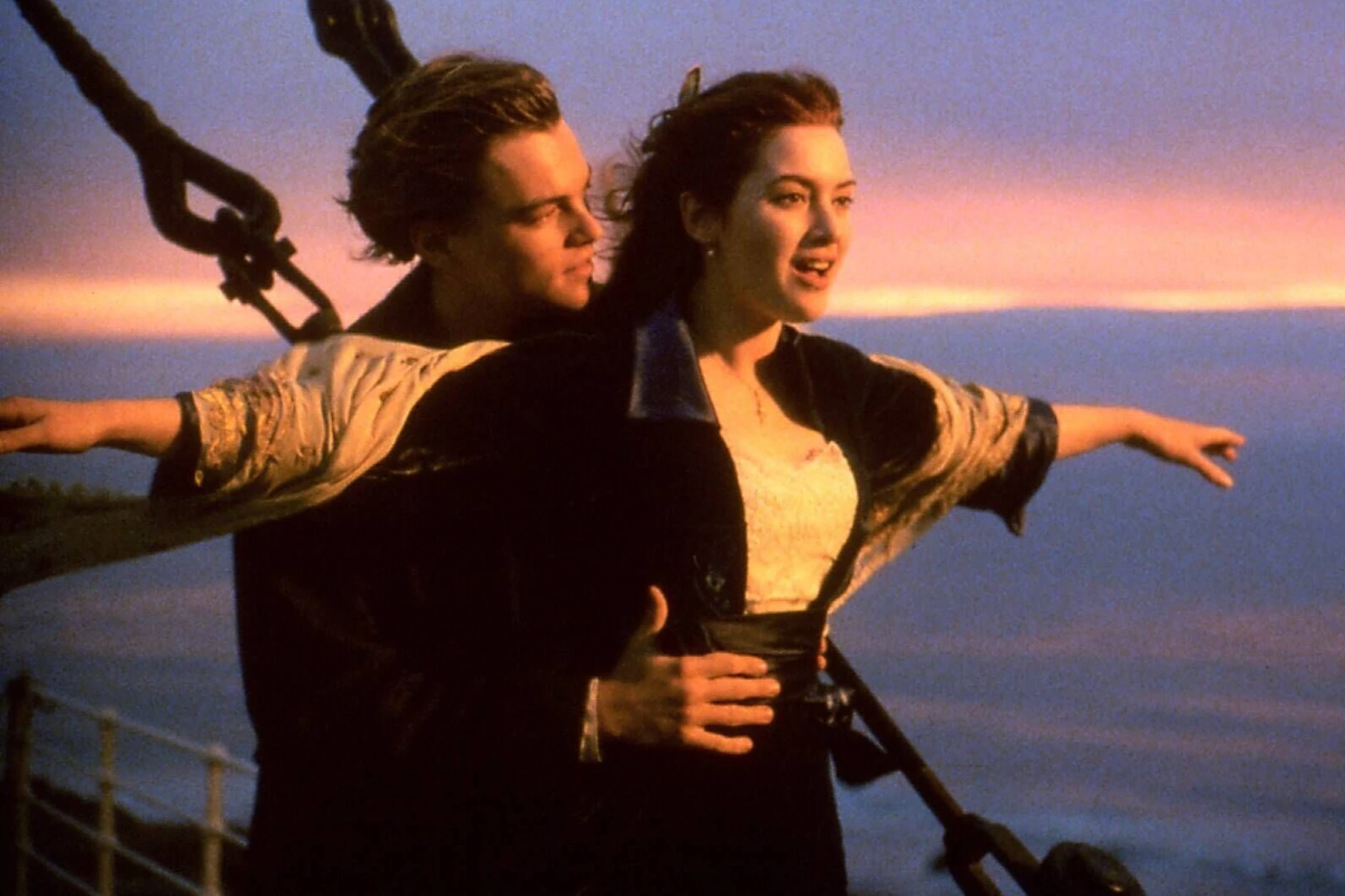 Leonardi DiCaprio und Kate Winslet in einer Szene aus dem Film „Titanic“. Die große Faszination, die es noch heute am Untergang des Schiffes gibt, geht auch auf die Kappe des Hollywood-Blockbusters von Regisseur James Cameron.