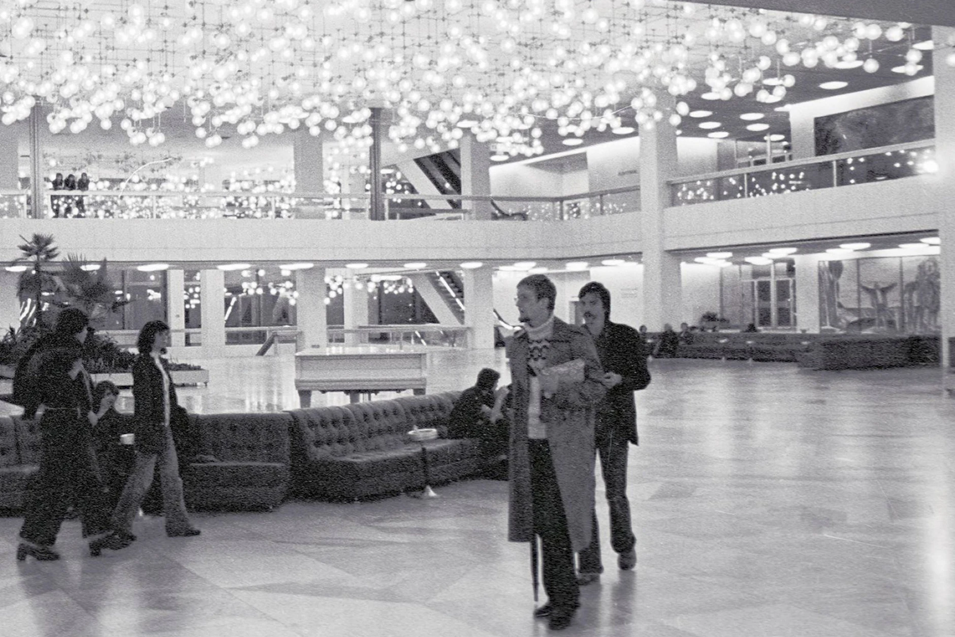 Blick in das Foyer des Palastes der Republik: An der Wand sind die Gemälde berühmter DDR-Maler zu erkennen.