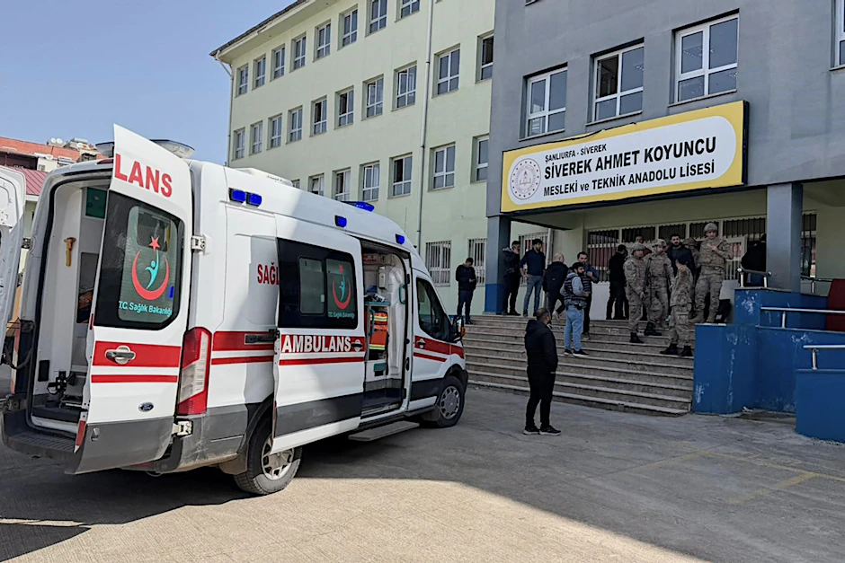 Sicherheitskräfte und Rettungspersonal auf dem Schulhof der angegriffenen Berufsschule in Siverek.