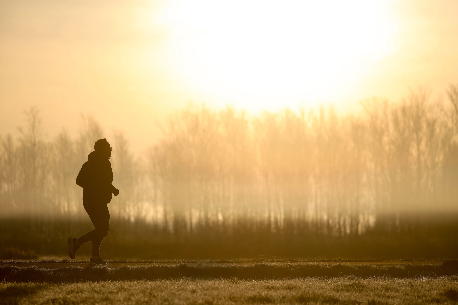 Saharastaub ist bei Sonnenschein sehr gut zu sehen - dann scheint der Dreck aus der Wüste, der in der Luft schwebt, die ganze Atmosphäre zu verfärben.
