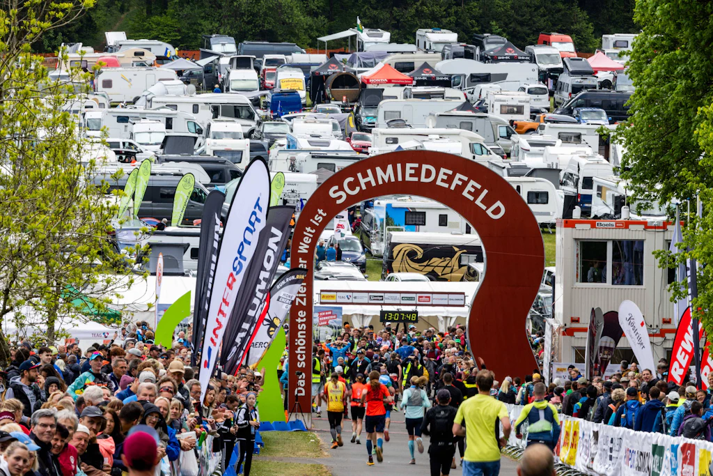 Ziel in Schmiedefeld: In dem Erholungsort am Rennsteig beendeten 2025 insgesamt 15.450 Teilnehmer die 52. Auflage.