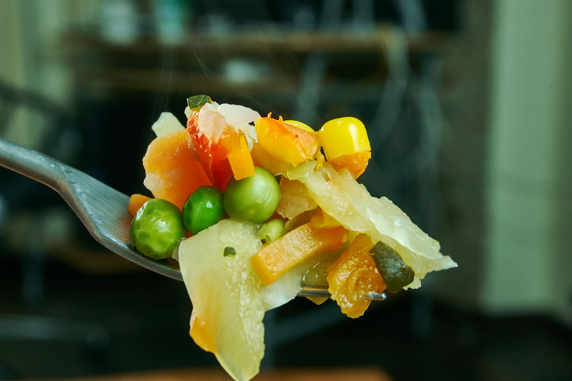 Die Gemüsesorten kann man natürlich frei variieren: In einigen Versionen gehört auch Mais dazu.