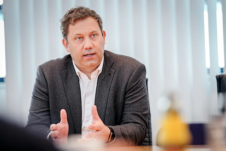 Bundesfinanzminister Klingbeil hat seinen Gesetzentwurf zur angekündigten Senkung der Mineralölsteuer fertiggestellt.