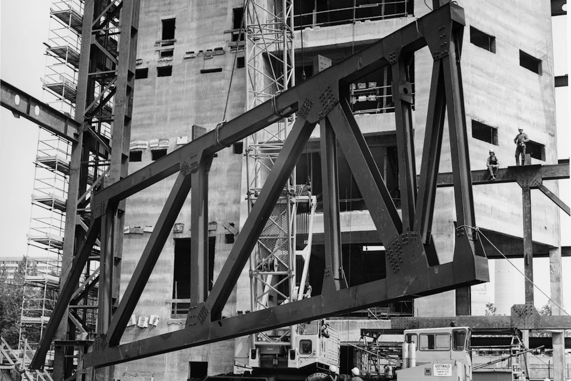 Ein Stahlträger wird hochgezogen: Später erhielt er eine Ummantelung mit Asbest. Diese Aufnahme von der Baustelle des Palastes der Republik machten Mitarbeiter der Staatssicherheit.