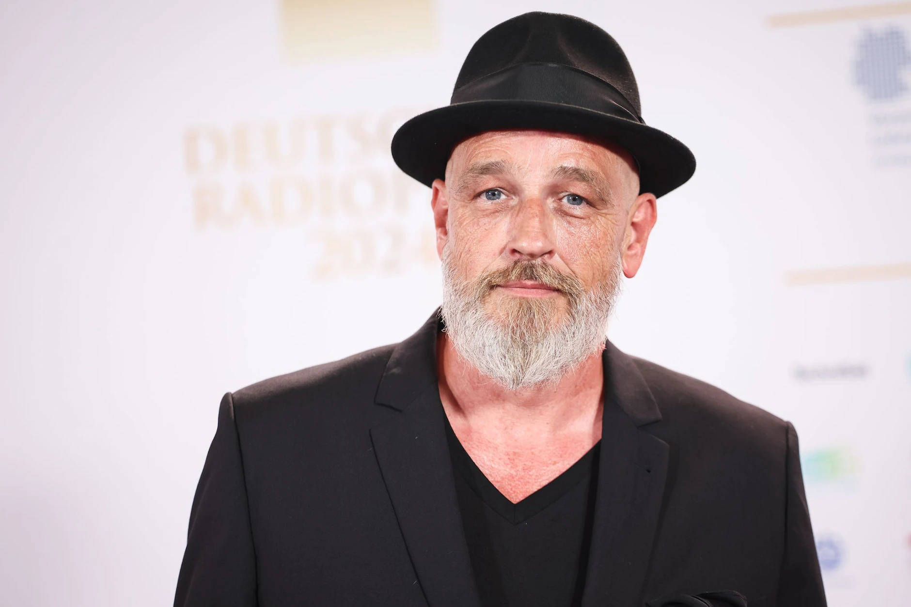 Torsten Sträter ist an einem Tumor erkrankt. Das machte der Komiker jetzt öffentlich und erklärte damit seine Tour-Absagen der vergangenen Monate.