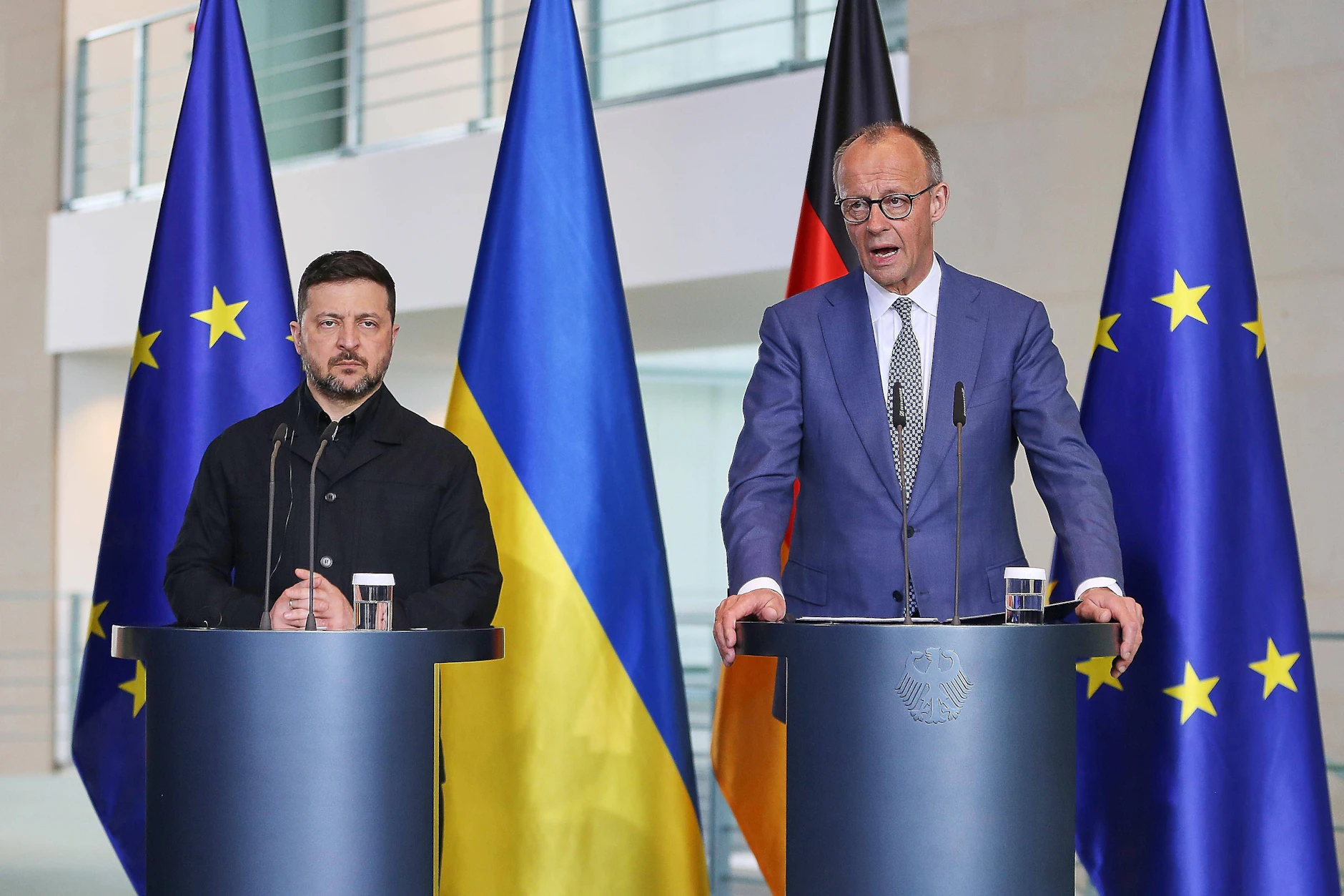 Der ukrainische Präsident Wolodymyr Selenskyj (l) und Bundeskanzler Friedrich Merz (CDU)