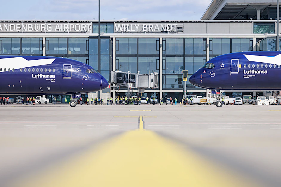 Lufthansa-Flugzeuge stehen am BER.