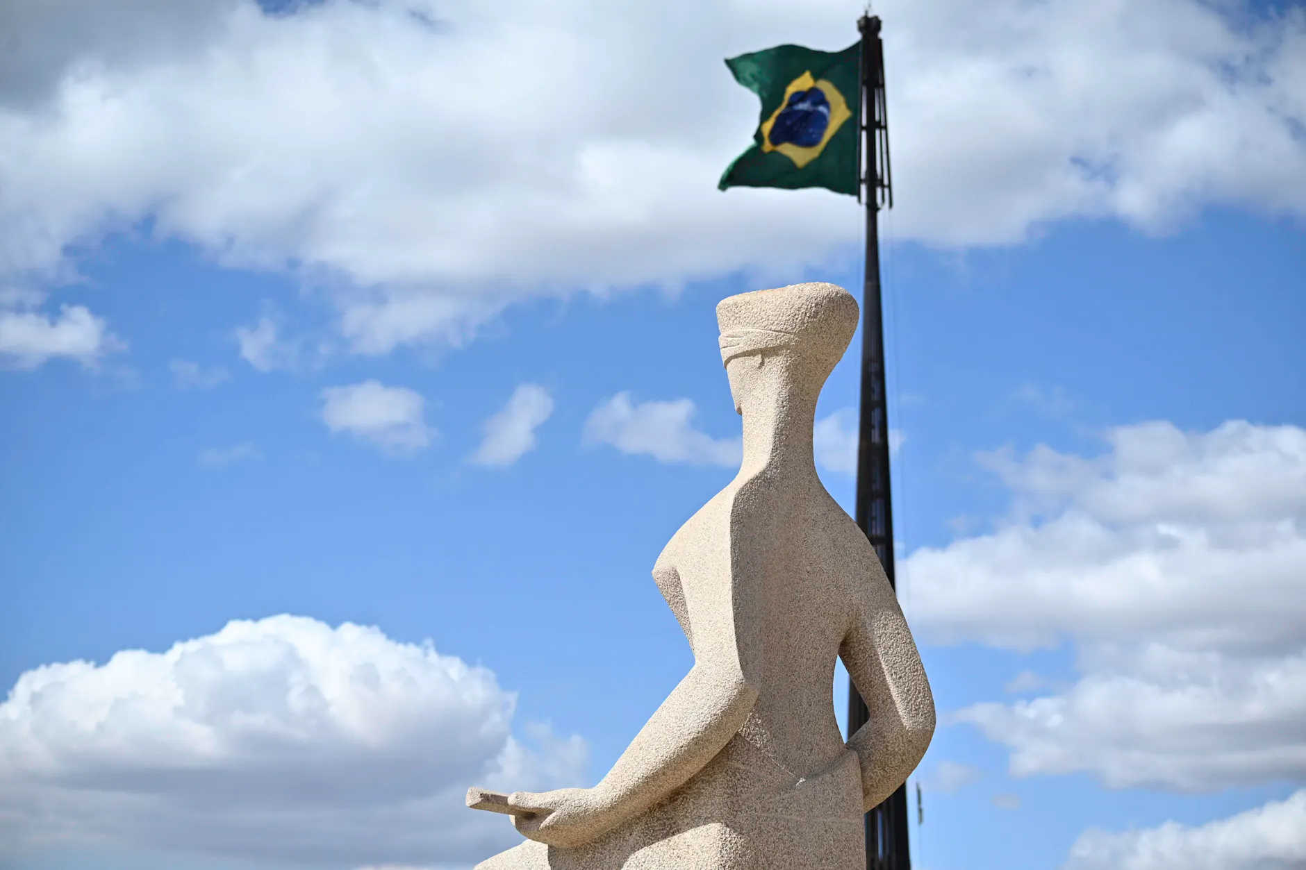 Die Justitia-Statue vor Brasiliens Oberstem Gerichtshof STF in Brasília: Das Gericht verurteilte den früheren Geheimdienstchef Alexandre Ramagem wegen versuchten Staatsstreichs.