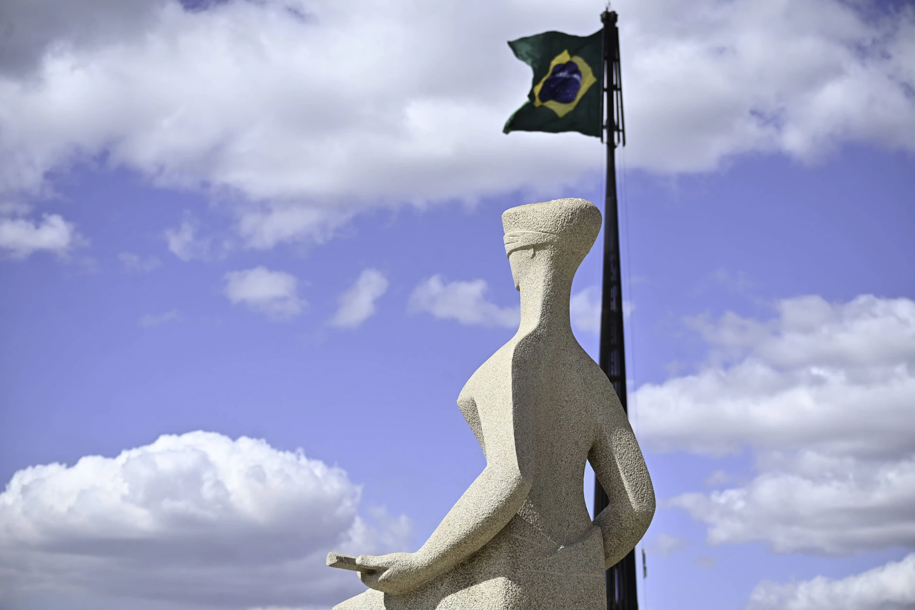 Die Justitia-Statue vor Brasiliens Oberstem Gerichtshof STF in Brasília: Das Gericht verurteilte den früheren Geheimdienstchef Alexandre Ramagem wegen versuchten Staatsstreichs.