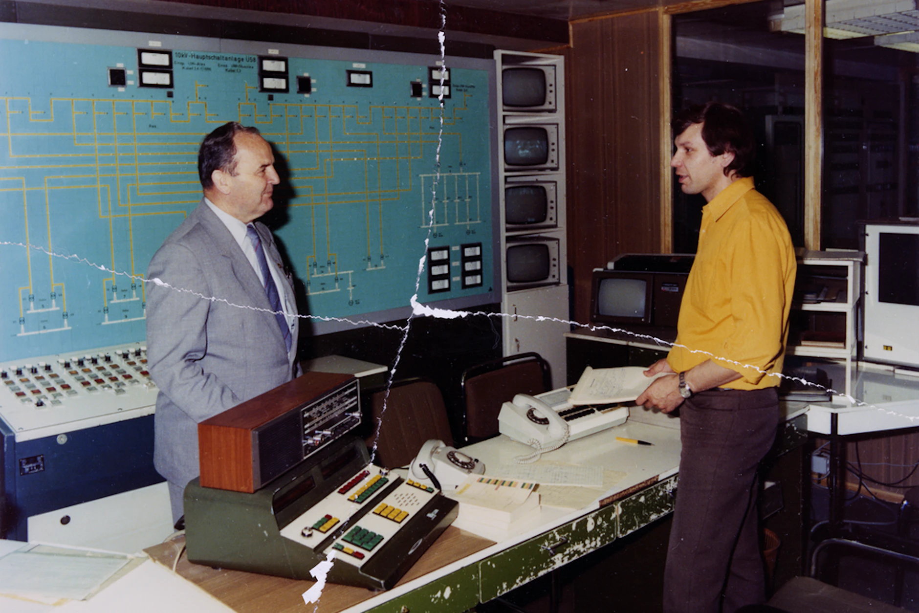 Stasi-Mitarbeiter vor der Hauptschaltanlage und Observationsmonitoren im Palast der Republik.