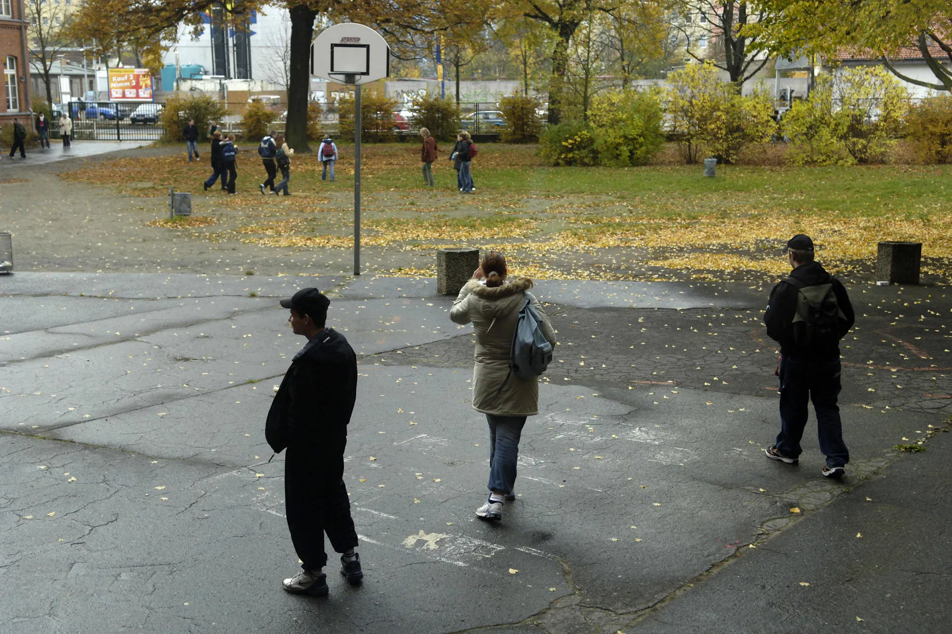 Die Bäume auf dem Schulhof der Heinz-Brandt-Schule in Weißensee mussten für den Neubau weichen.