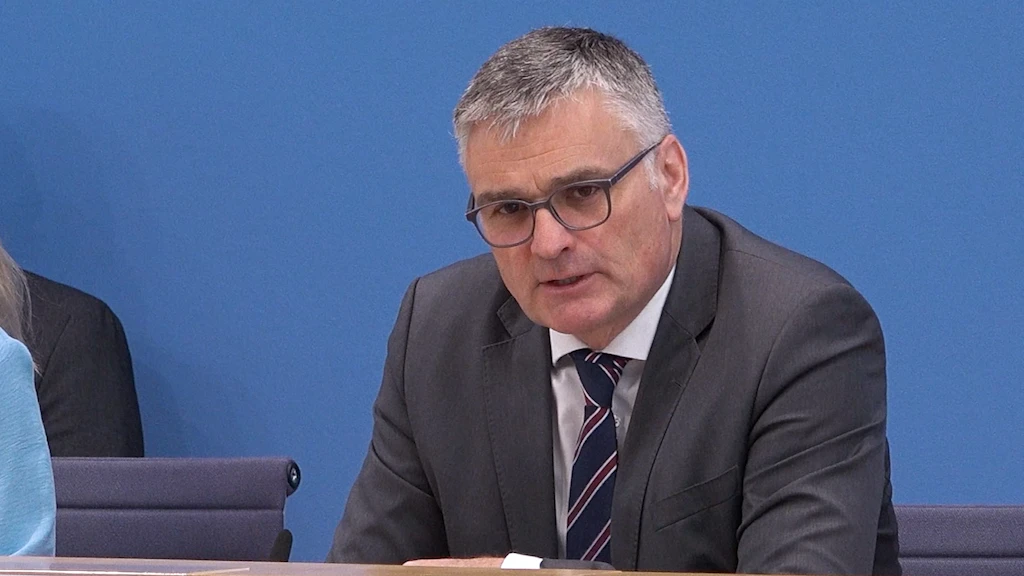 Bundesregierung jubelt und weicht kritischer OAZ-Nachfrage aus