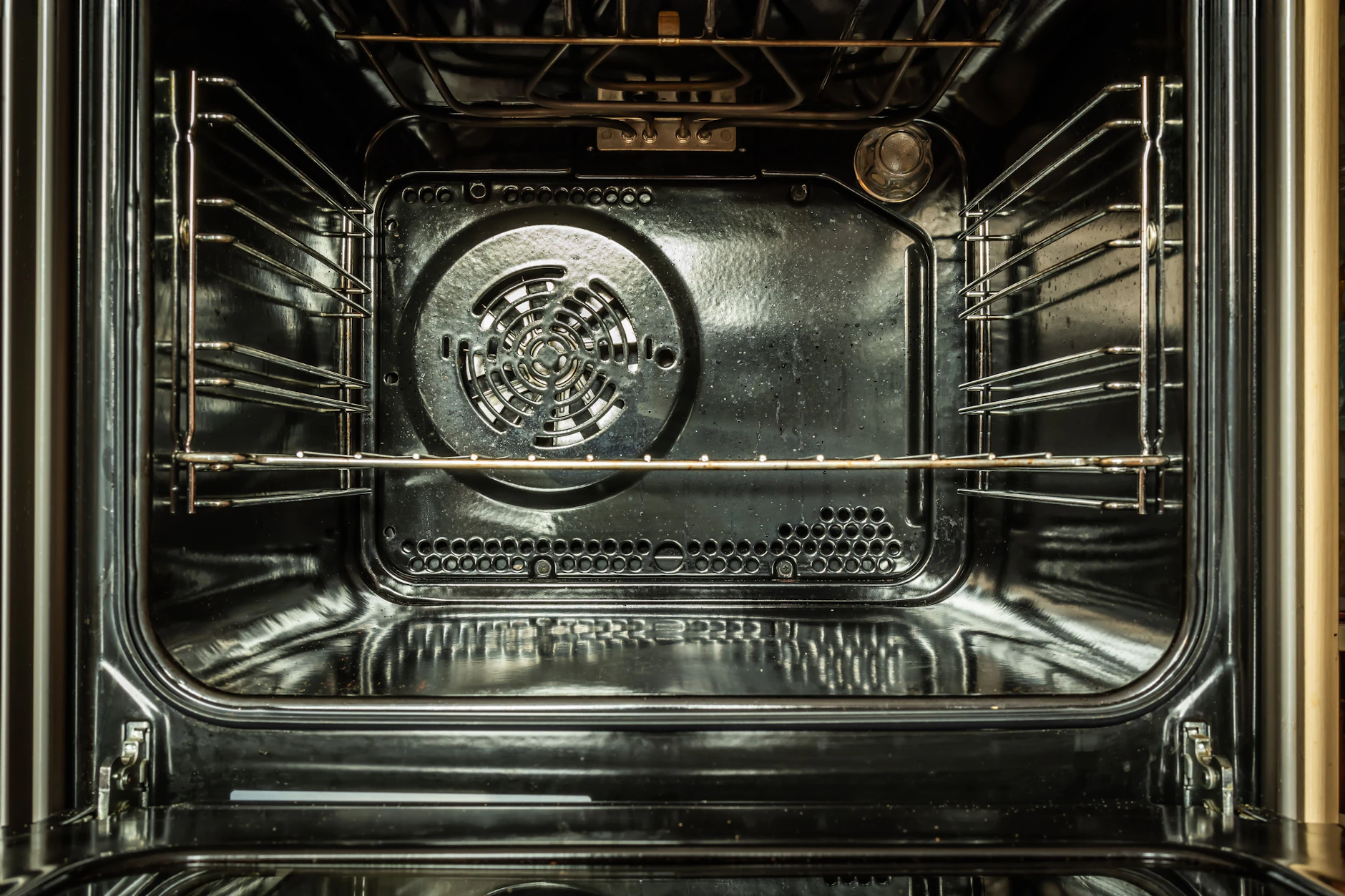 Ob Umluft oder Heißluft: Der Ventilator an der Rückseite des Backofens spielt bei beiden Programmen eine wichtige Rolle.