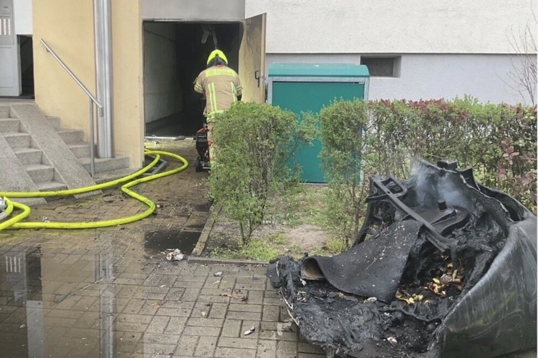 Bei einem Kellerbrand in einem mehrgeschossigen Hochhaus in Neu-Hohenschönhausen haben sich zwei Menschen schwer verletzt.