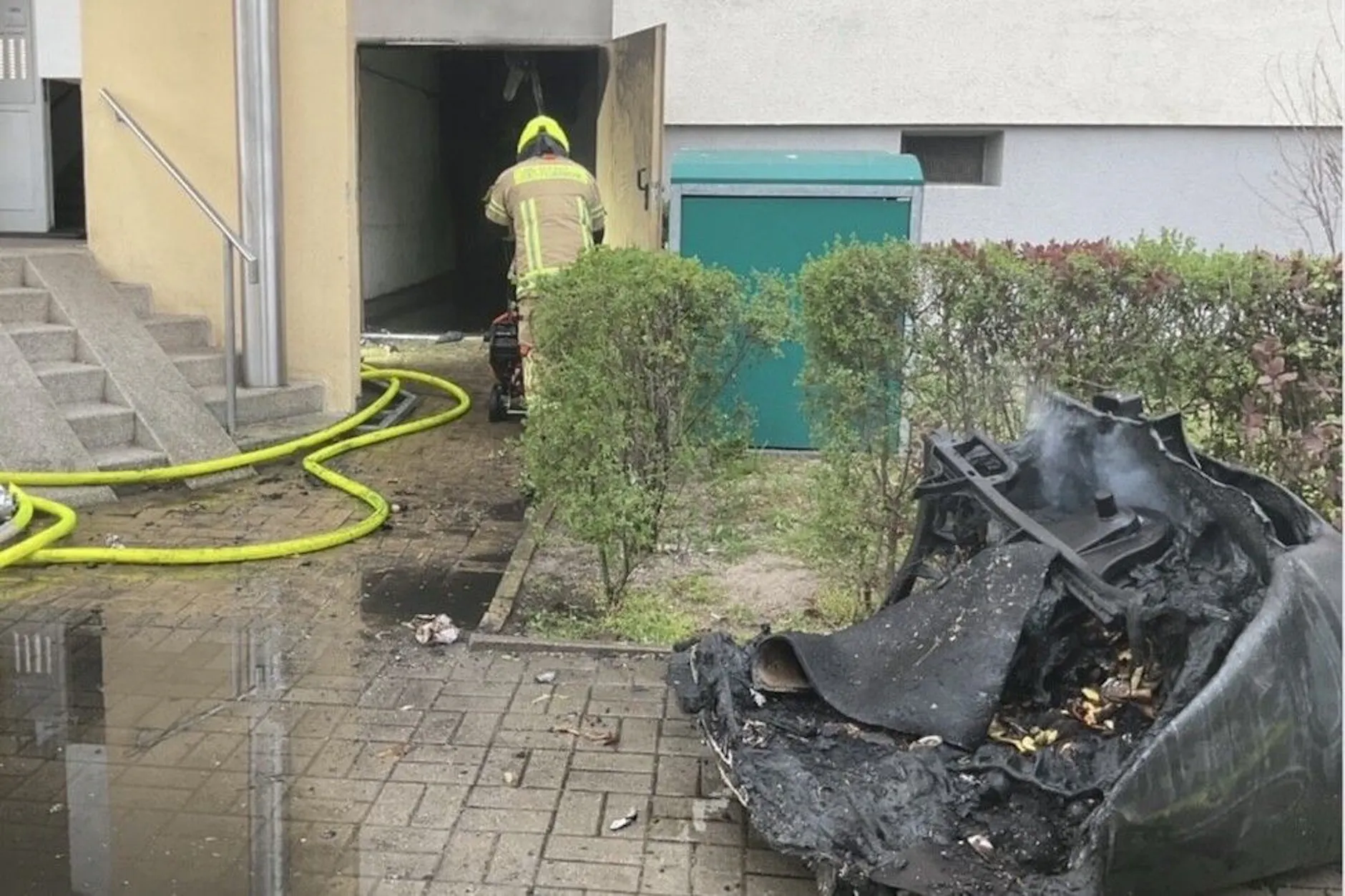 Berlin-Lichtenberg: Brand in Hochhaus mit zwei Schwerverletzten