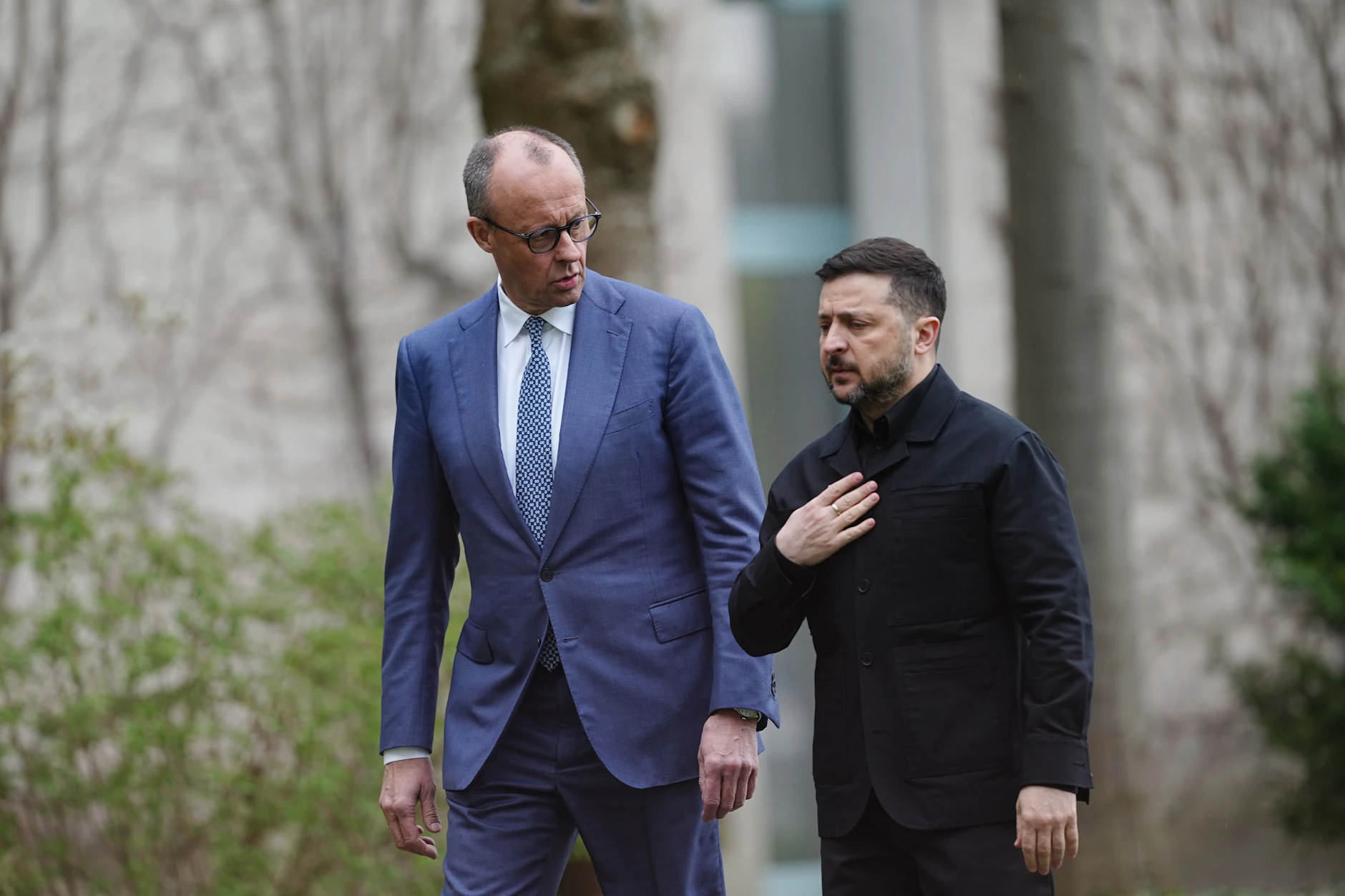 Friedrich Merz (l.) empfängt am Dienstag Wolodymyr Selenskyj vor dem Bundeskanzleramt. 