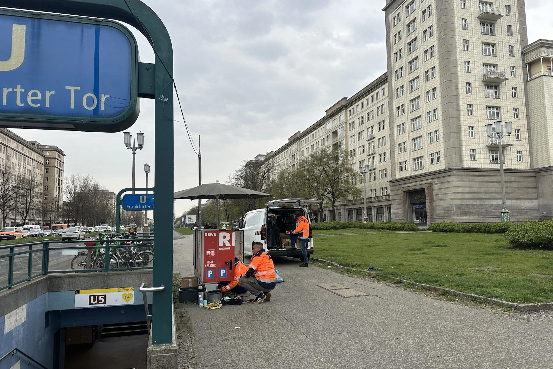 Die Kreuzung ist vorerst ampellos, die Polizei regelt den Verkehr.