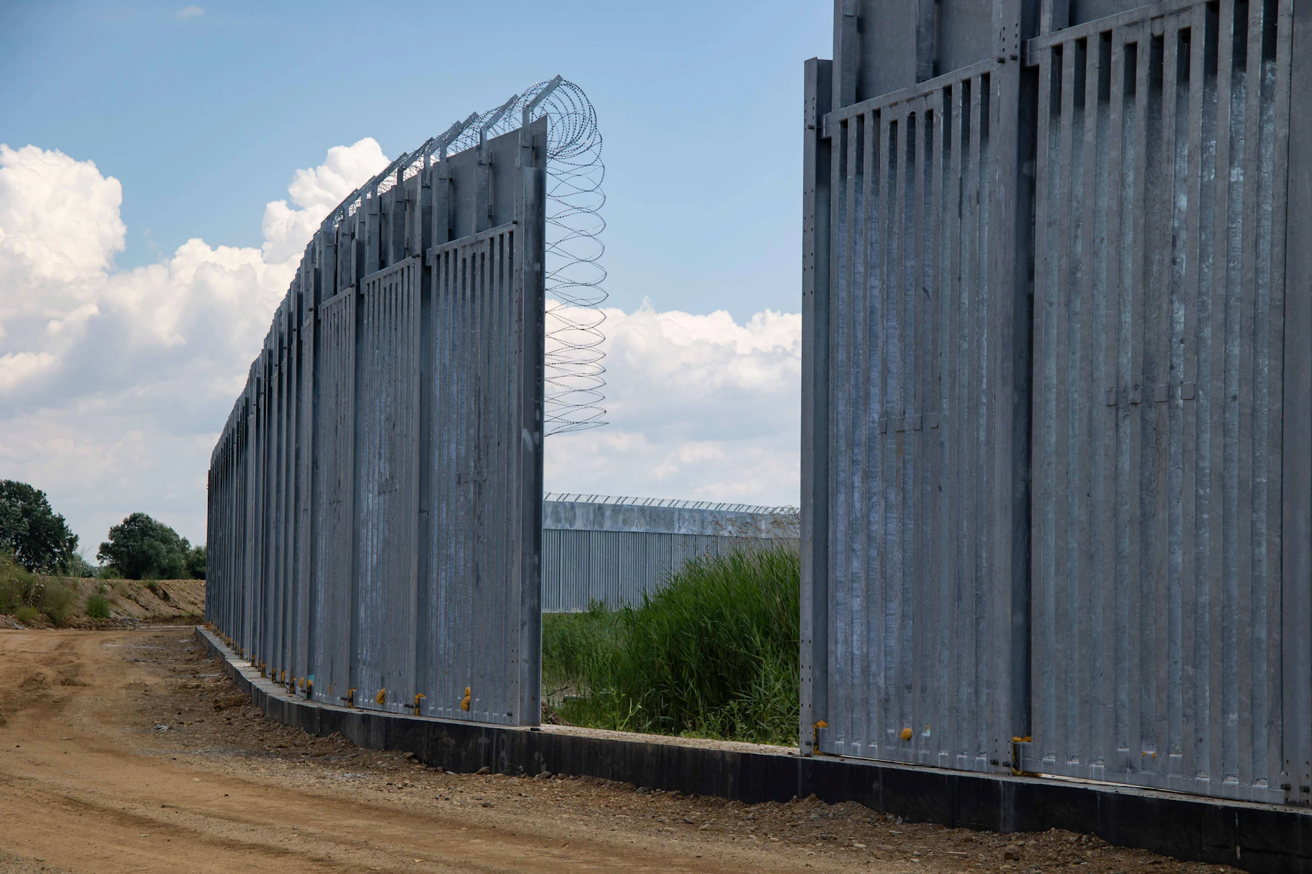 Der Grenzzaun erstreckt sich über mindestens 40 Kilometer entlang der Feuchtgebiete des Evros, welcher die natürliche Grenze zwischen Griechenland und der Türkei bildet.