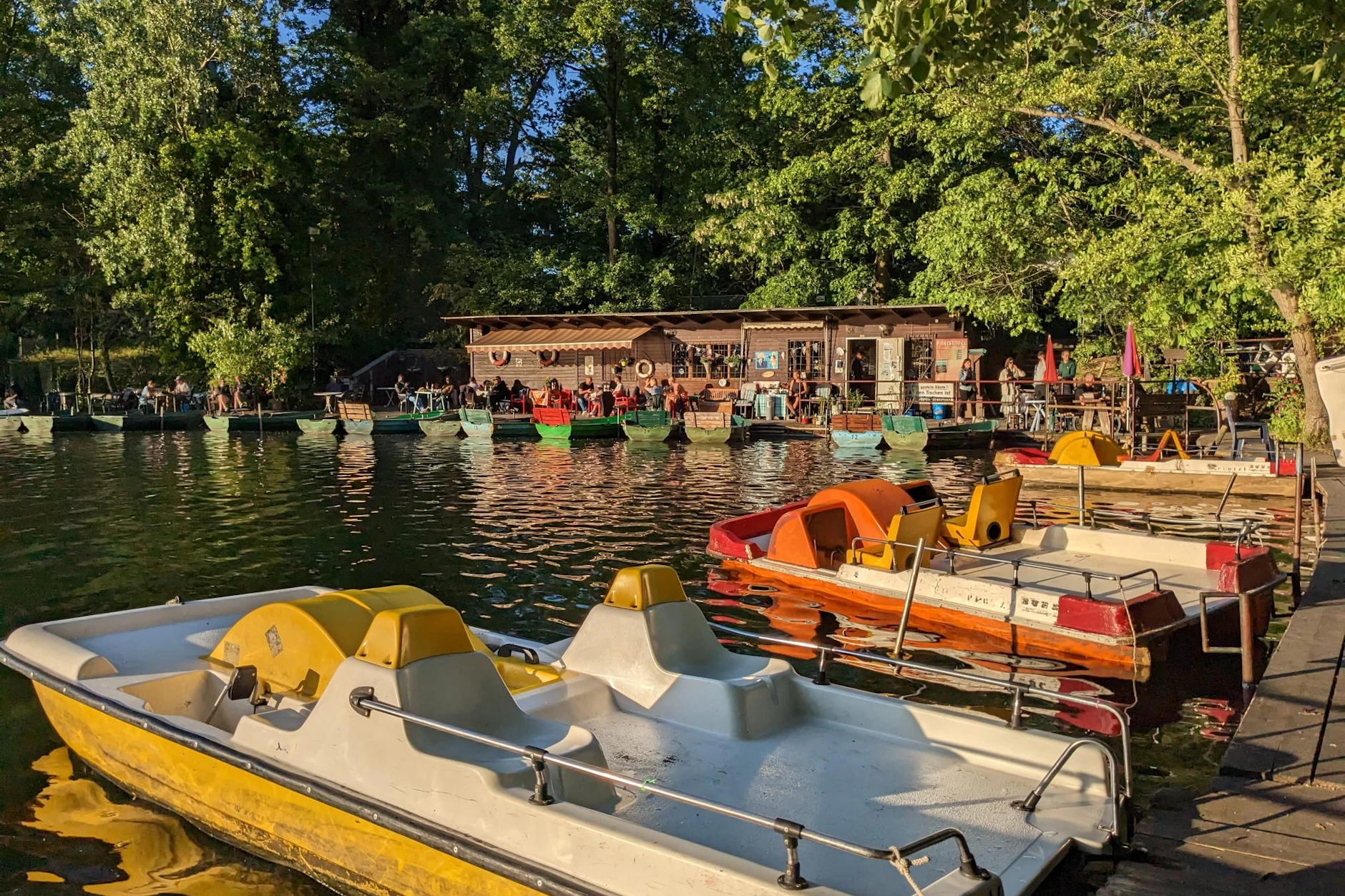 Beliebtes Ausflugsziel am Wasser: Bunte Tretboote und geselliges Beisammensein prägen das Bild an der Fischerpinte. Nach dem Tod des langjährigen Pächters bangen die Anwohner um ihre günstige Erholungsoase als Alternative zum teuren Strandbad.
