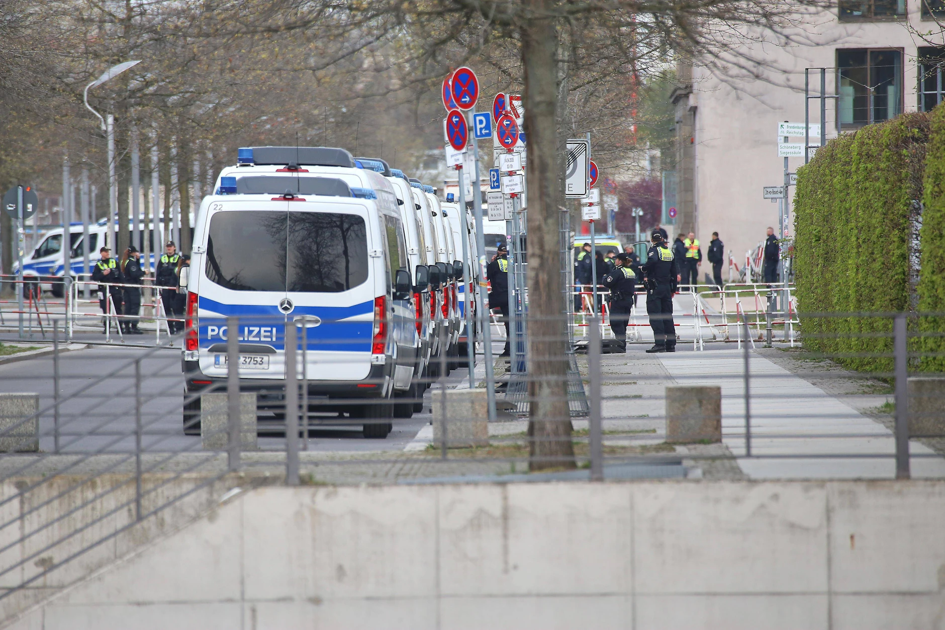 Vor dem Selenskyj-Besuch im Bundeskanzleramt hat die Polizei Absperrungen errichtet.