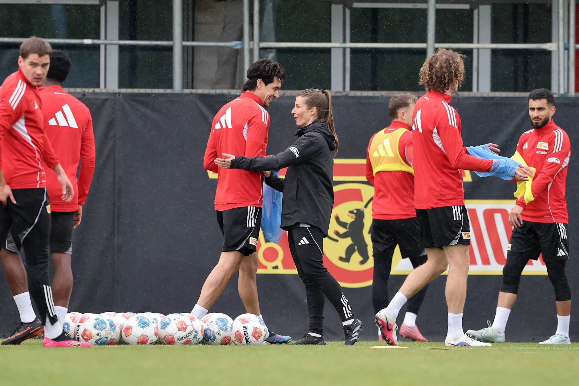 Gelöst statt angespannt: Marie-Louise Eta scherzt mit Union-Verteidiger Diogo Leite.