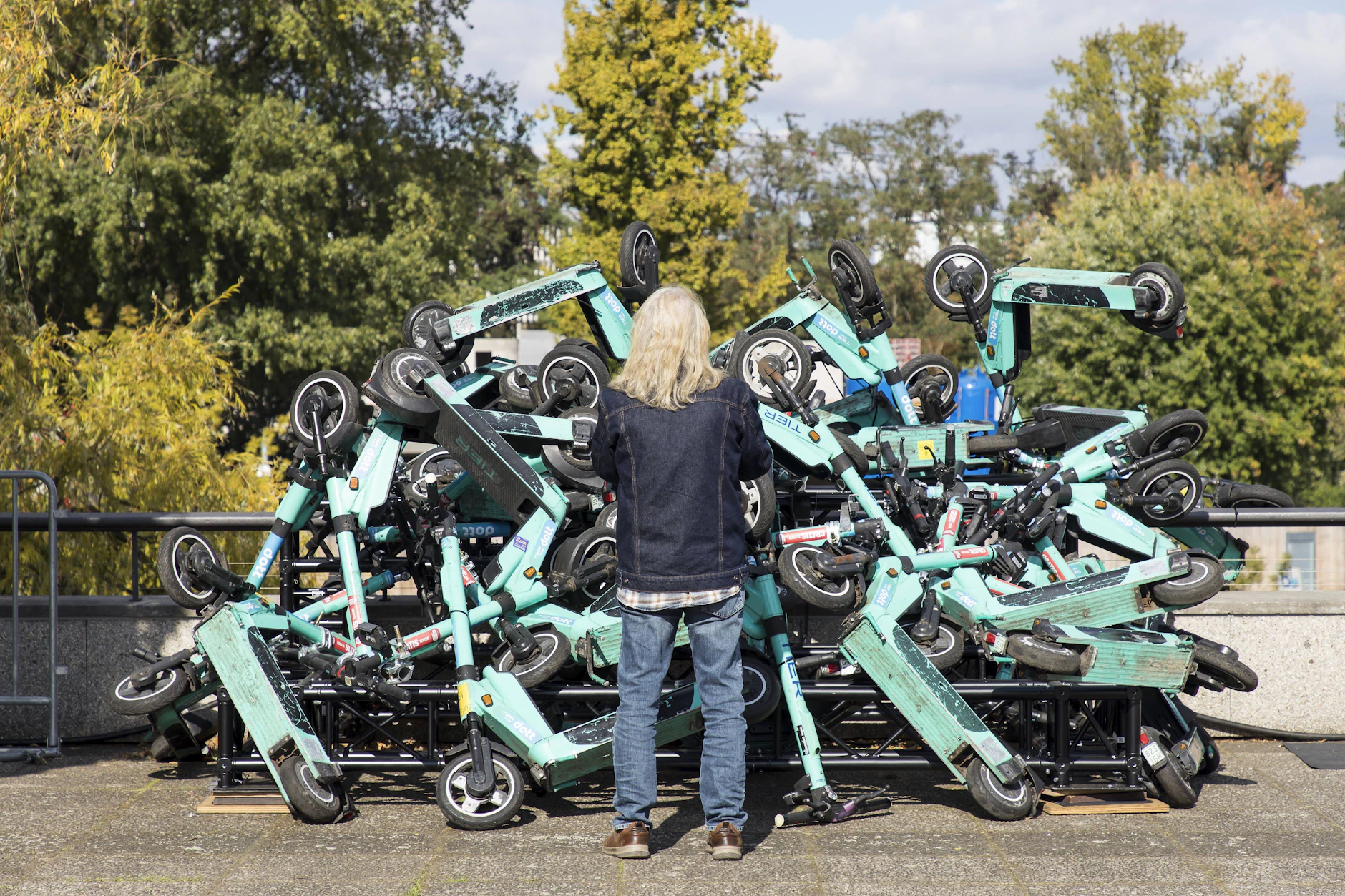 So wie auf diesem Bild fühlen sich manche Fußwege in Berlin an: Überall E-Roller! Doch hierbei handelt es sich um ein Kunstwerk.
