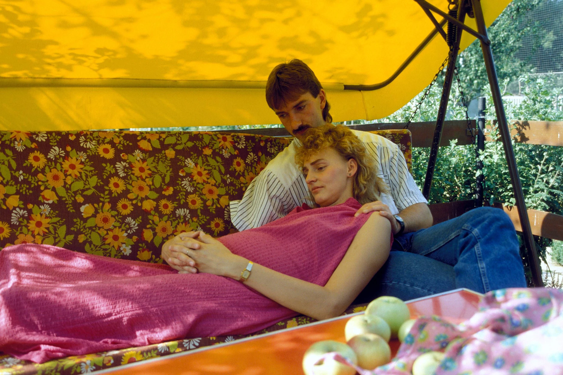 Auch die Hochleistungsportlerin Heike Drechsler (Weitsprung, Sprint) wurde 1989 schon mit 24 Mutter. Hier ruht sie sich im achten Monat ihrer Schwangerschaft in den Armen ihres Mannes Andreas auf der Hollywoodschaukel aus.