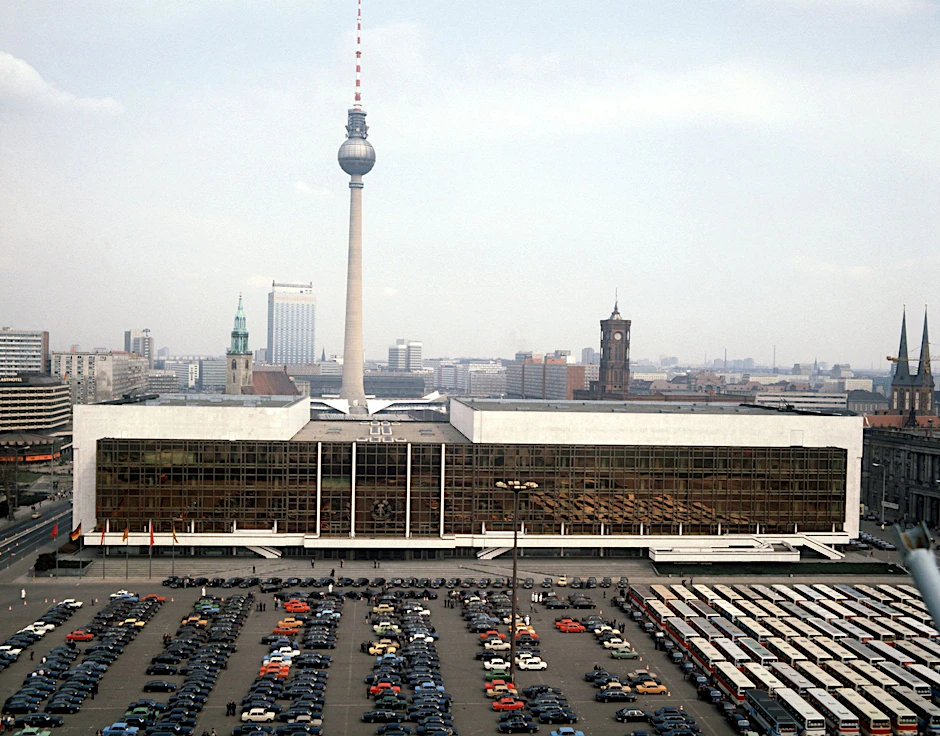Richtfest am Palast der Republik im November 1974:  Nicht nur fleißige Handwerker bauten an Erichs Lampenladen mit. Auch die Stasi war dabei.