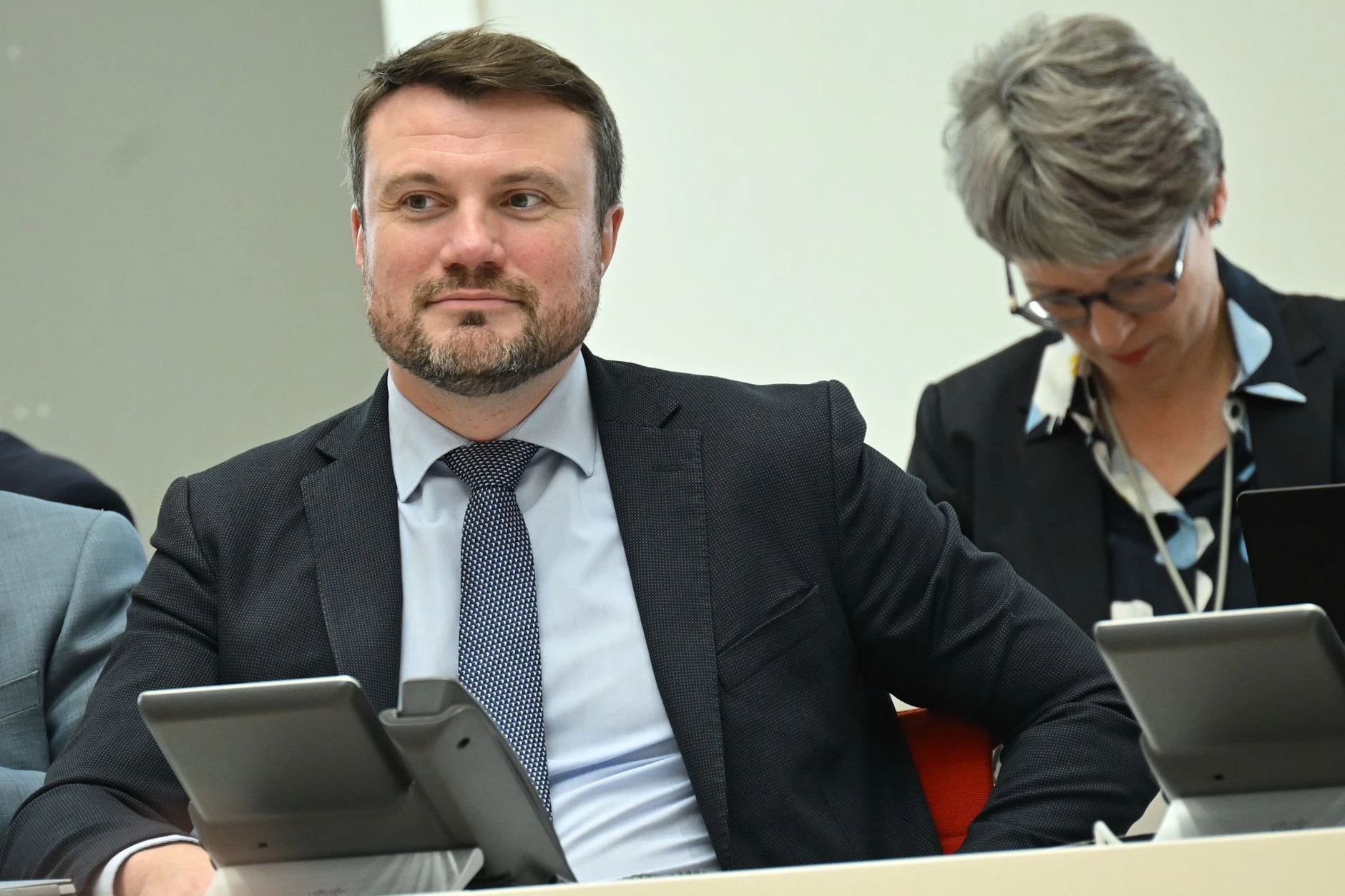 Daniel Keller (l, SPD), Minister der Finanzen von Brandenburg, will weniger Kredite aufnehmen.