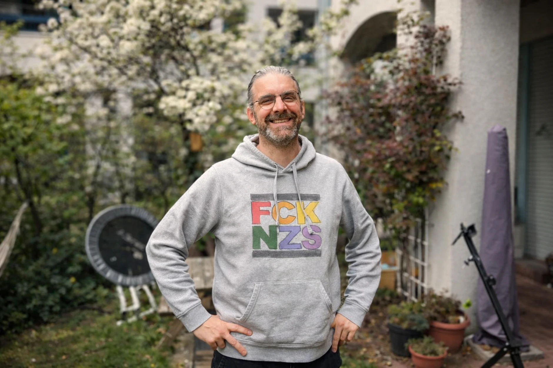 André wehrt sich mit rund 180 anderen Mietern gegen hohe Mieten.