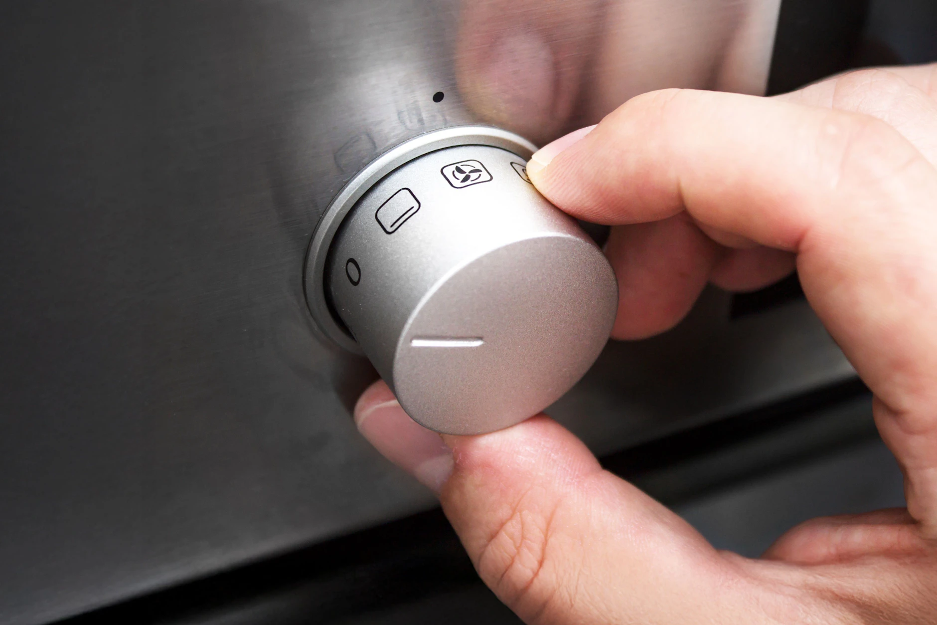 Das kleine Ventilator-Symbol am Backofen steht nicht automatisch für Umluft. Dahinter kann sich auch eine andere Funktion verbergen.